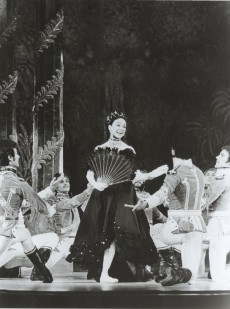 MargotFonteyn_TheMerryWidow_NewYork_1976_PhotoMarthaSwope_730x981 MargotFonteyn_TheMerryWidow_NewYork_1976_PhotoMarthaSwope_730x981