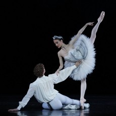 TAB SWAN LAKE photo Jeff Busby_3483_730 Adam Bull and Amber Scott in Stephen Baynes' Swan Lake. Photo Jeff Busby